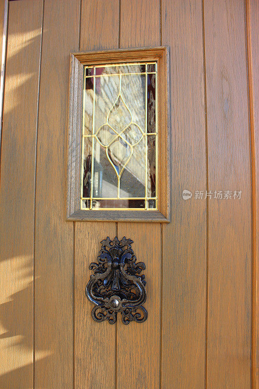 木制的前门/后门，彩色玻璃窗，门环